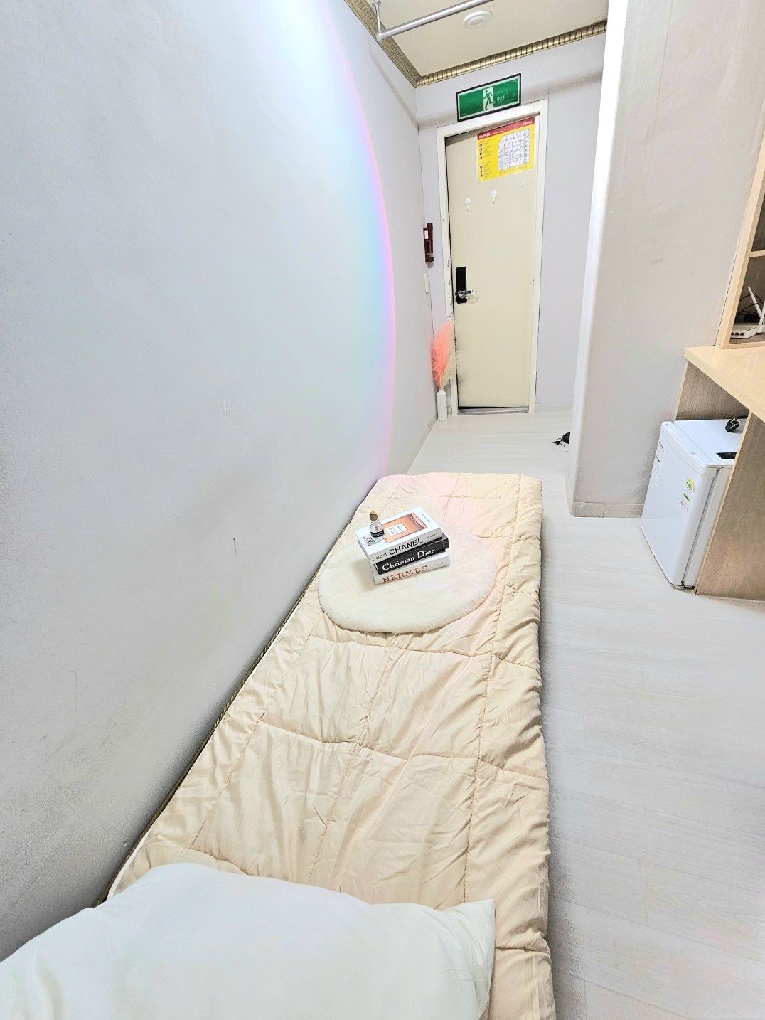 건대 고시원 드림스테이 건대 침대에서 객실 문 쪽을 본 모습